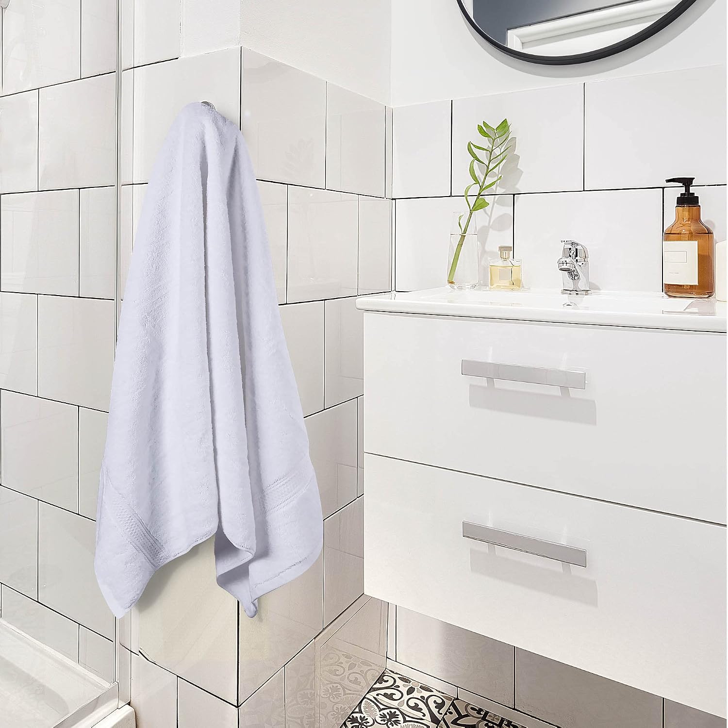 Utopia Towels 16 Pack Premium Bath Towels Set, 27 by 54 Inches, 100% Ring Spun Cotton 600GSM, Lightweight and Highly Absorbent Quick Drying Towels, Perfect for Daily Use, White
