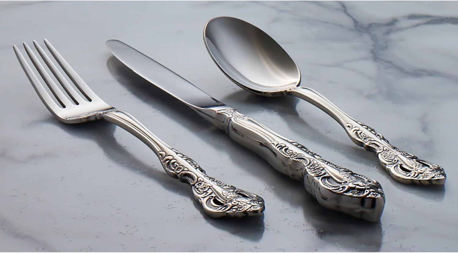 Oneida Silverware Set For 4, Michelangelo 20-Piece Fine Flatware Set, Service For 4, Heavyweight 18/10 Stainless Steel, Mirror Finish, Dishwasher Safe, Knives Spoons & Forks Sets (Silver, 20 Piece)