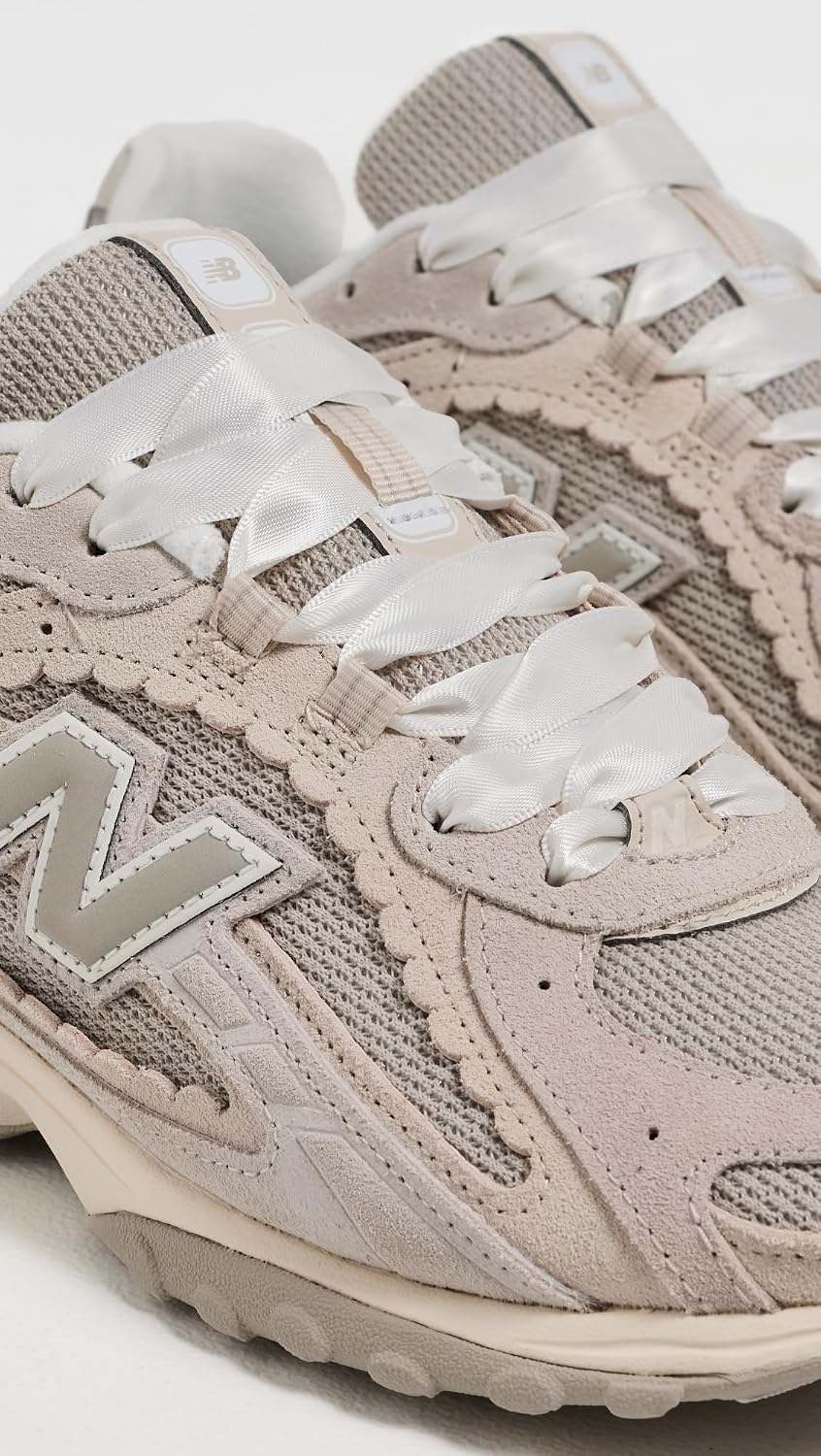 New Balance Unisex 204L Sneakers