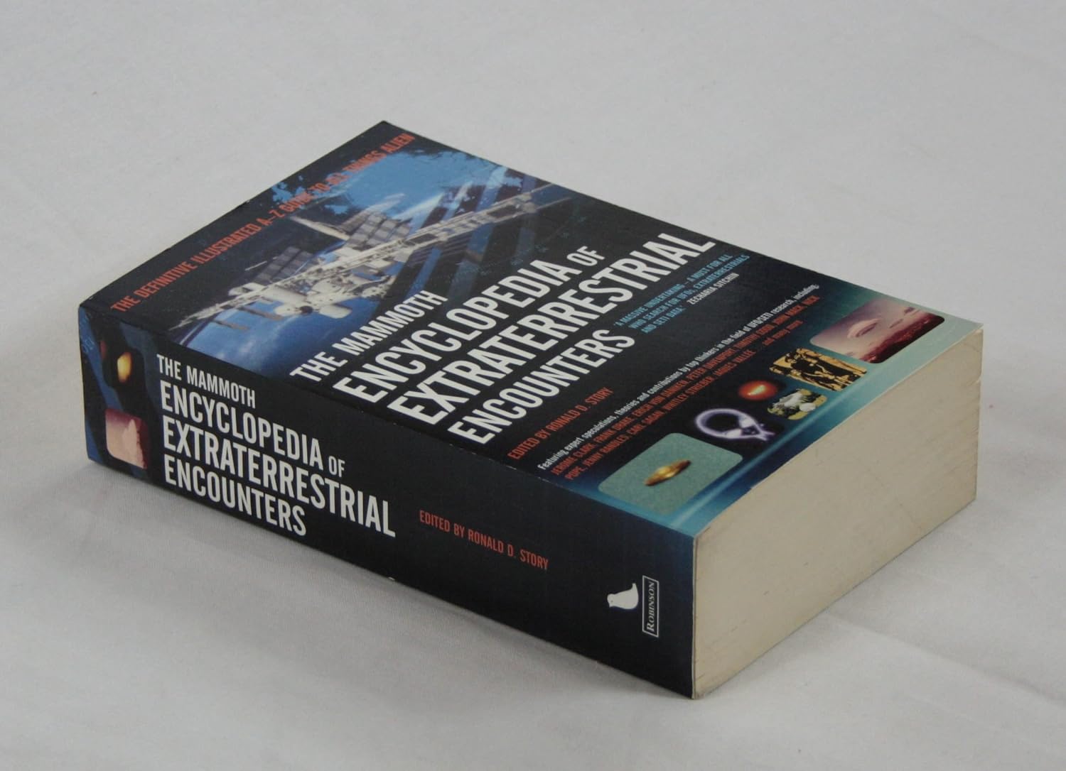 The Mammoth Encyclopedia of Extraterrestrial Encounters: The Definitive Illustrated A - Z Guide To All Things Alien